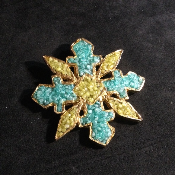 Brooch - Picture 1 of 4